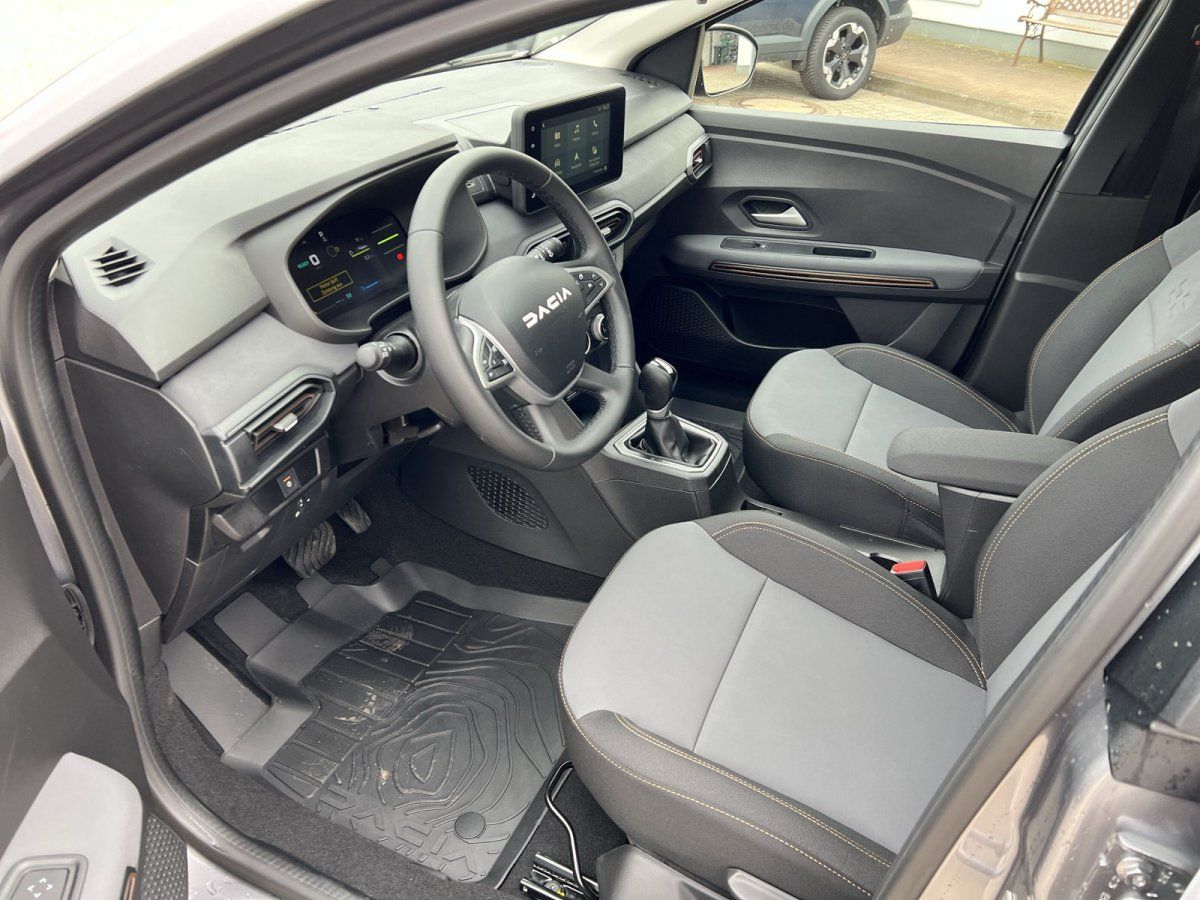 Dacia Jogger Innenraum grau-schwarz mit Touchscreen-Display und Handschaltung