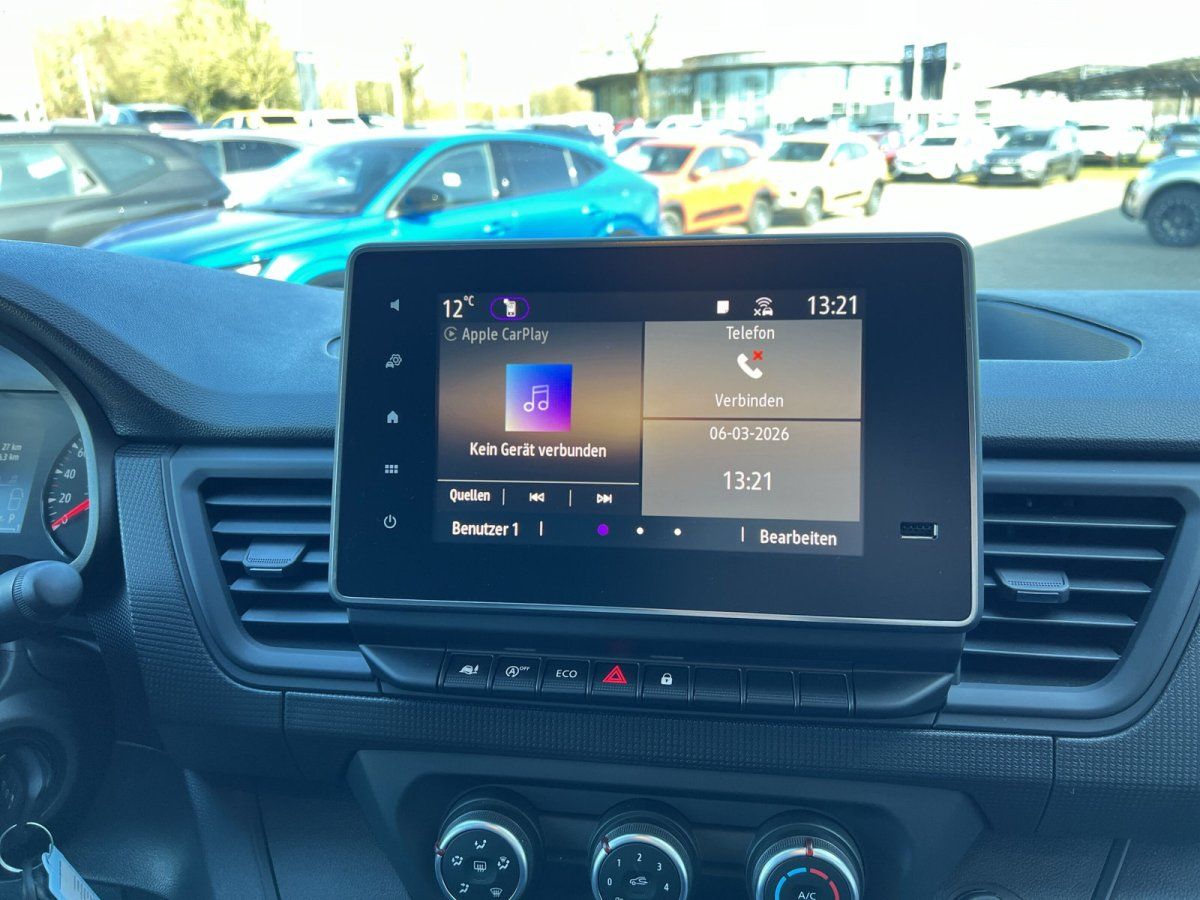 Renault Innenraum mit Apple CarPlay Infotainment-Display im Autohaus