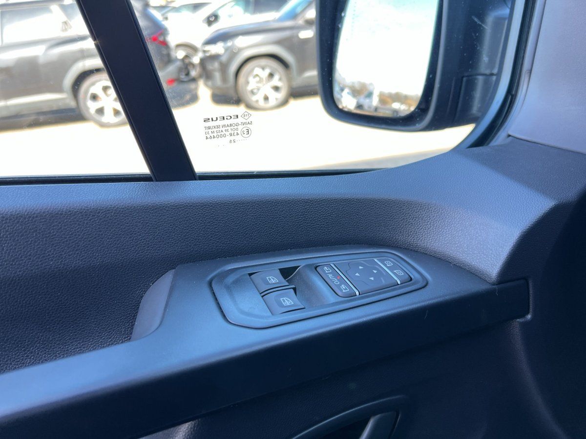 Fahrzeug-Innenraum mit Türverkleidung, Fensterheber und Außenspiegel im Autohaus