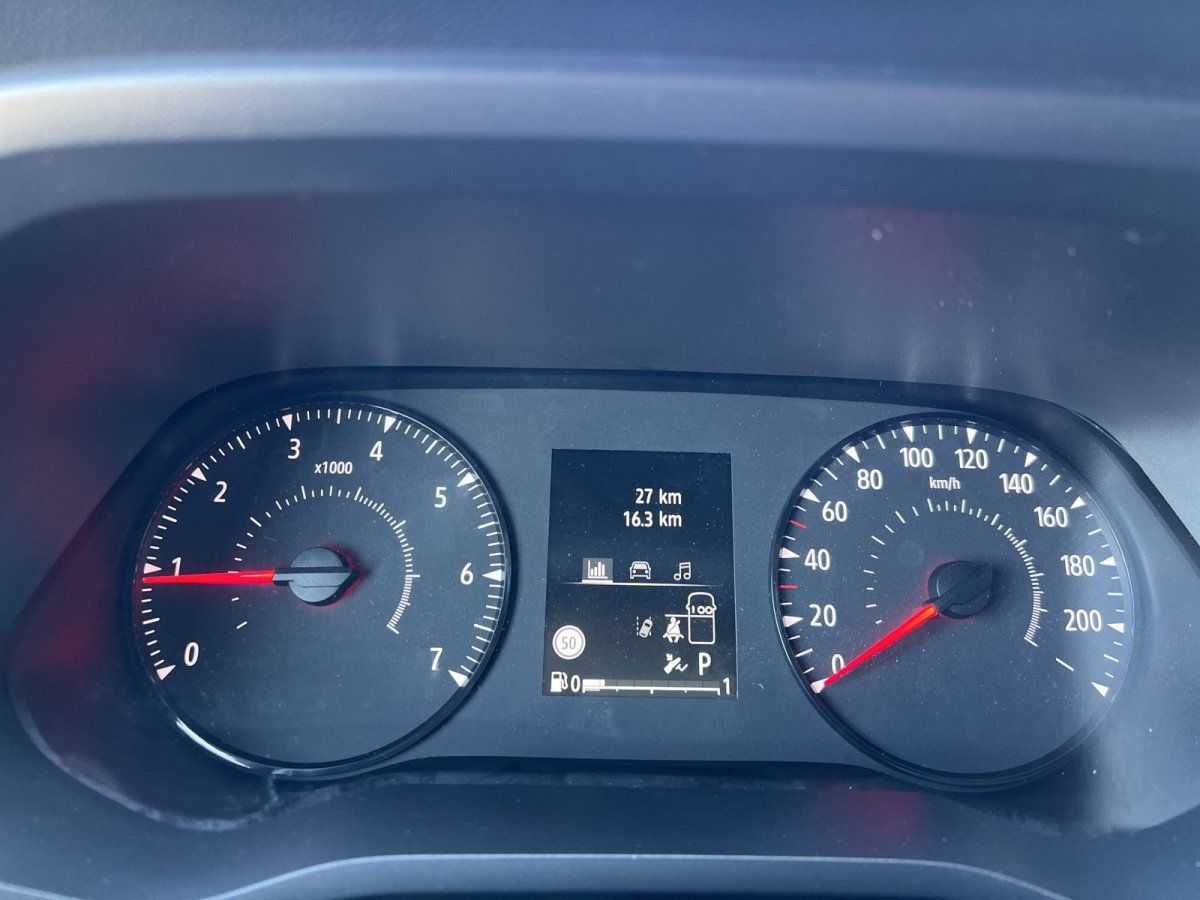 Mitsubishi Fahrzeug Armaturenbrett mit Tachometer und Drehzahlmesser im Autohaus