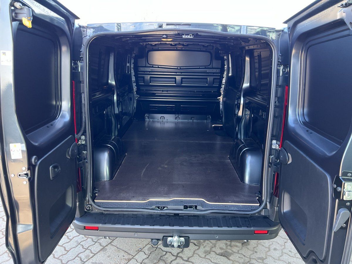 Dunkelblauer Transporter mit geöffneten Hecktüren im Autohaus – leerer Laderaum