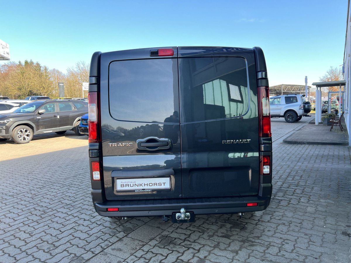 Renault Trafic dunkelblau Heckansicht im Autohaus Brunkhorst Showroom