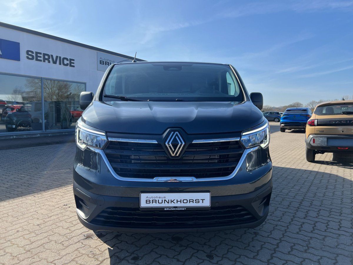Renault Trafic Frontansicht in Dunkelgrau im Autohaus Brunkhorst Showroom