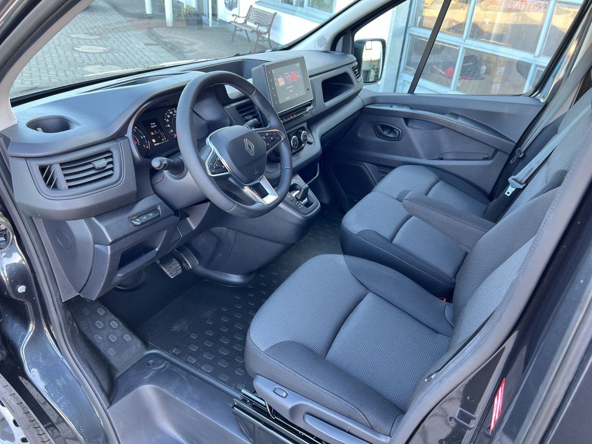 Renault Trafic Innenraum mit Fahrersitz, Lenkrad und Touchscreen-Infotainment