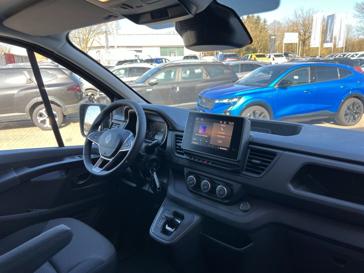 Renault Trafic Innenraum mit Touchscreen-Navi, Lederlenkrad und modernem Cockpit im Autohaus