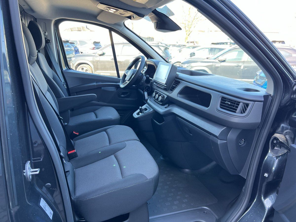 Innenraum eines Nutzfahrzeugs mit grauem Stoffsitz, Touchscreen-Infotainment und modernem Armaturenbrett