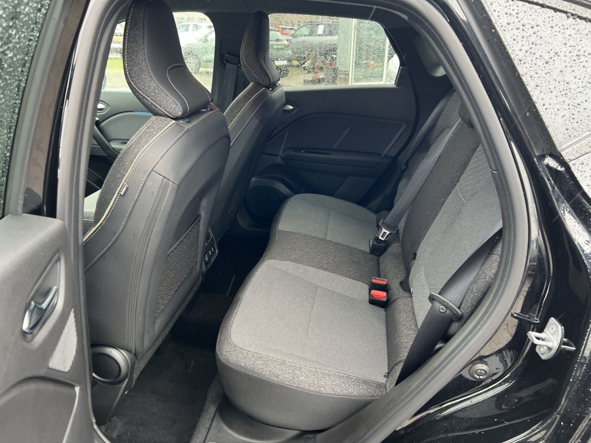 Fahrzeug Innenraum Rücksitzbank grau-schwarz mit Sicherheitsgurt und Kopfstützen