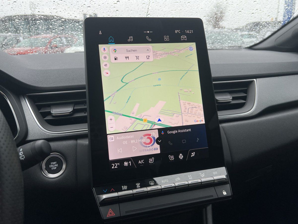 Renault Innenraum mit vertikalem Touchscreen, Google Maps Navigation und Android Auto Interface