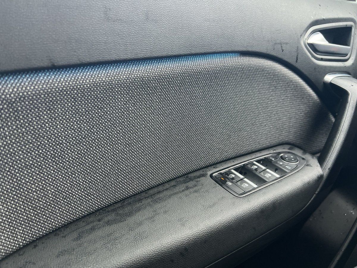 Fahrzeuginnenraum Fahrertür mit Fensterheber-Schalter und Türverkleidung in Grau-Schwarz