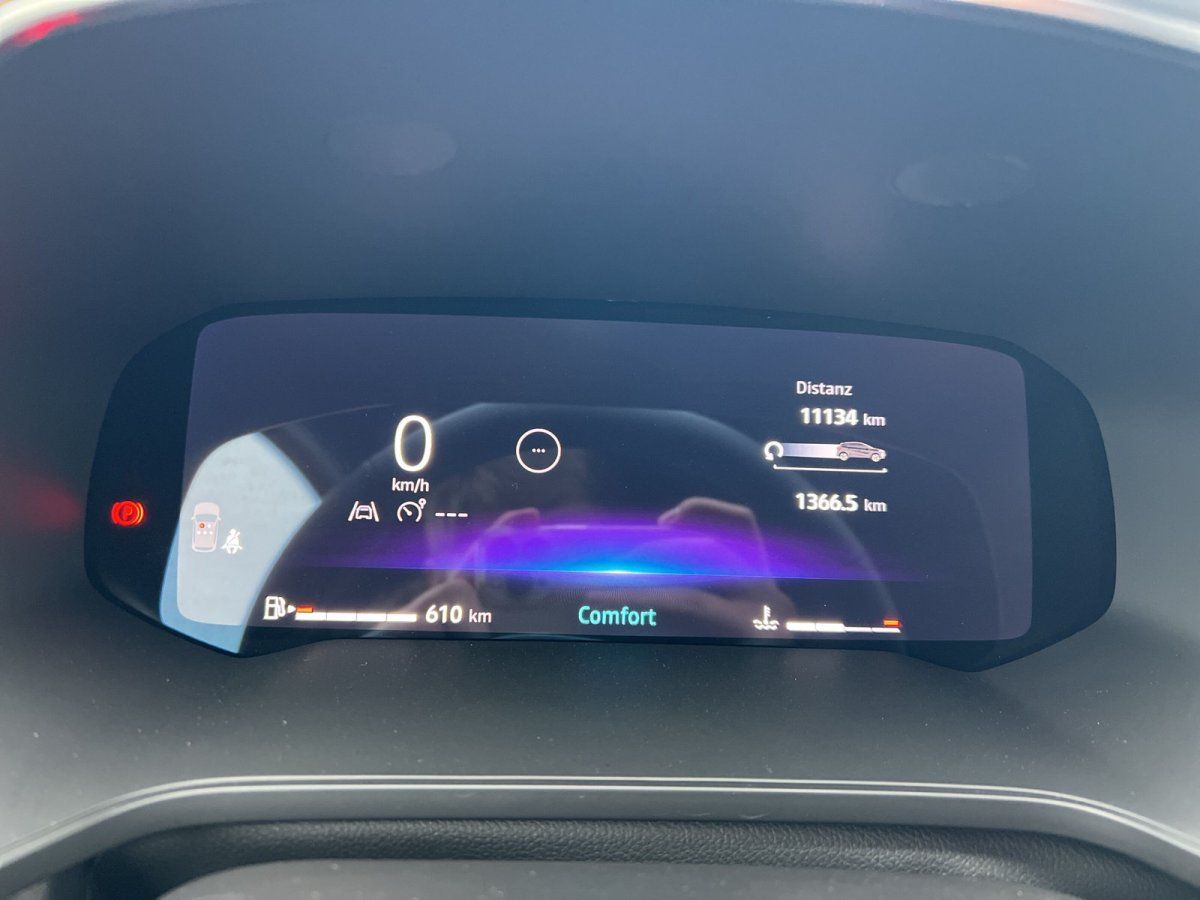 Fahrzeug-Innenraum mit digitalem Cockpit-Display in modernem Autohaus-Showroom