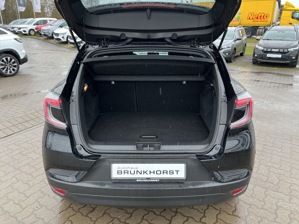 Schwarzes Fahrzeug mit geöffnetem Kofferraum im Autohaus Brunkhorst Showroom