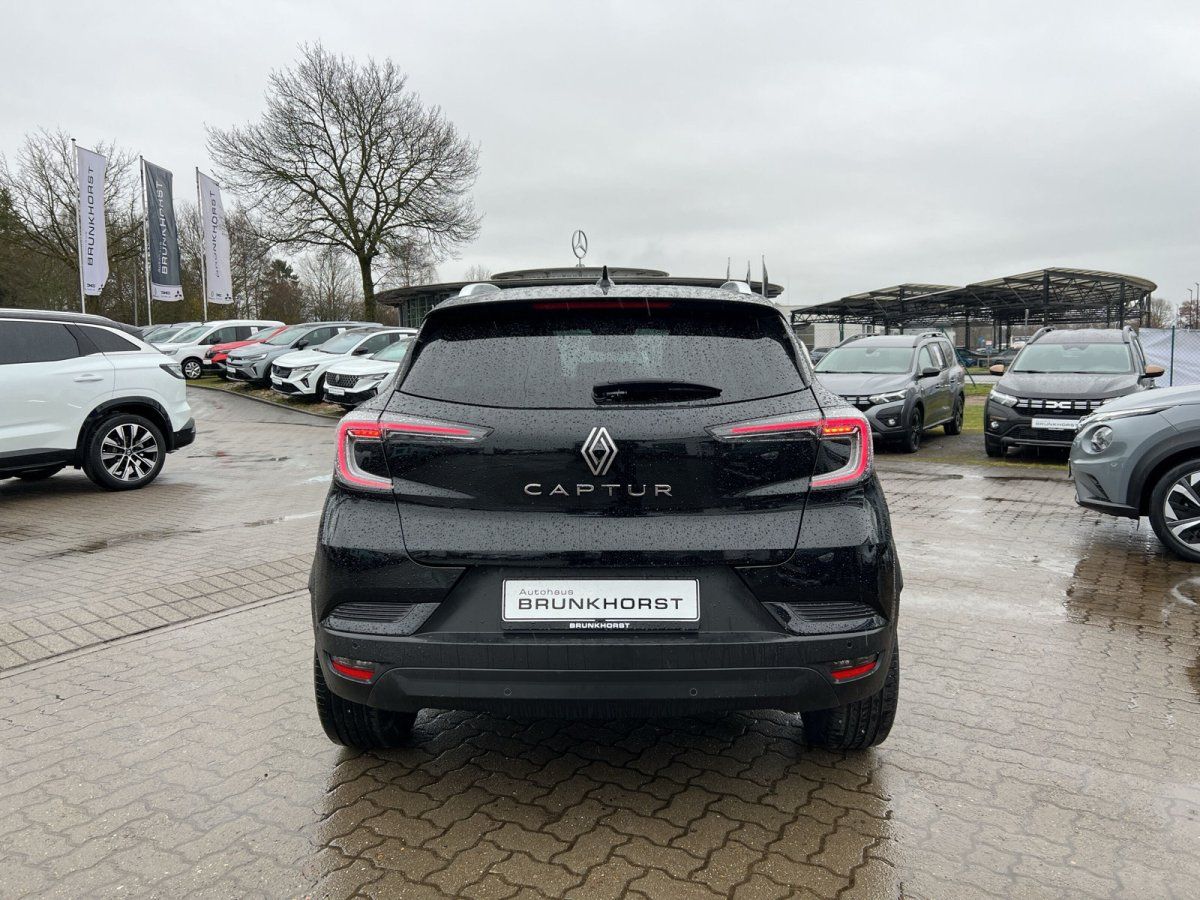 Schwarzer Renault Captur Heckansicht im Autohaus Brunkhorst Showroom