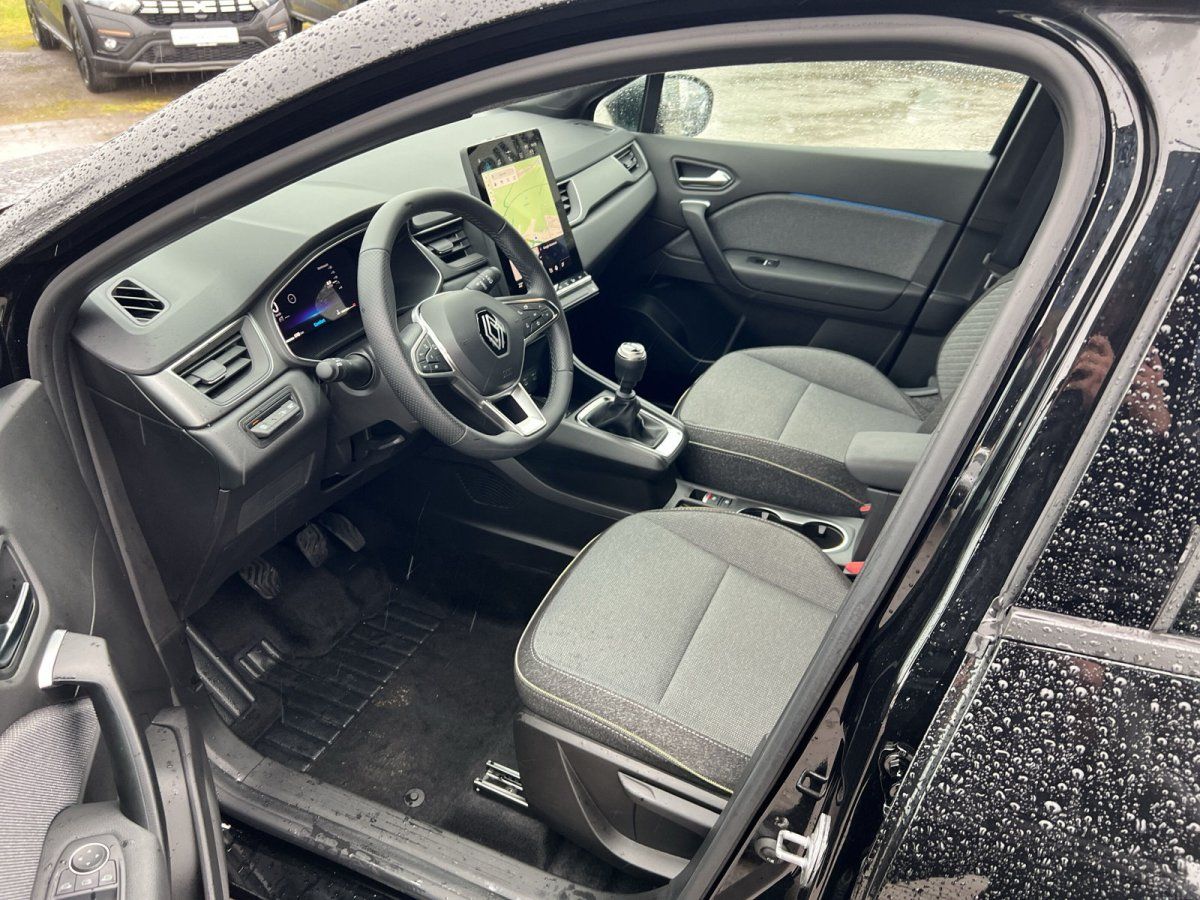 Renault Sandero Innenraum mit Touchscreen, Schaltgetriebe und schwarzen Stoffsitzen