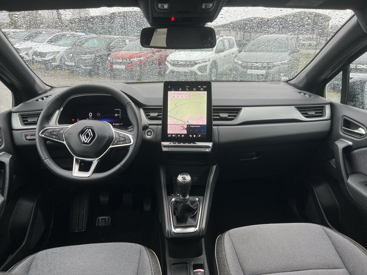 Renault Clio Innenraum mit digitalem Cockpit, großem Touchscreen-Navigationssystem und manuellem Getriebe