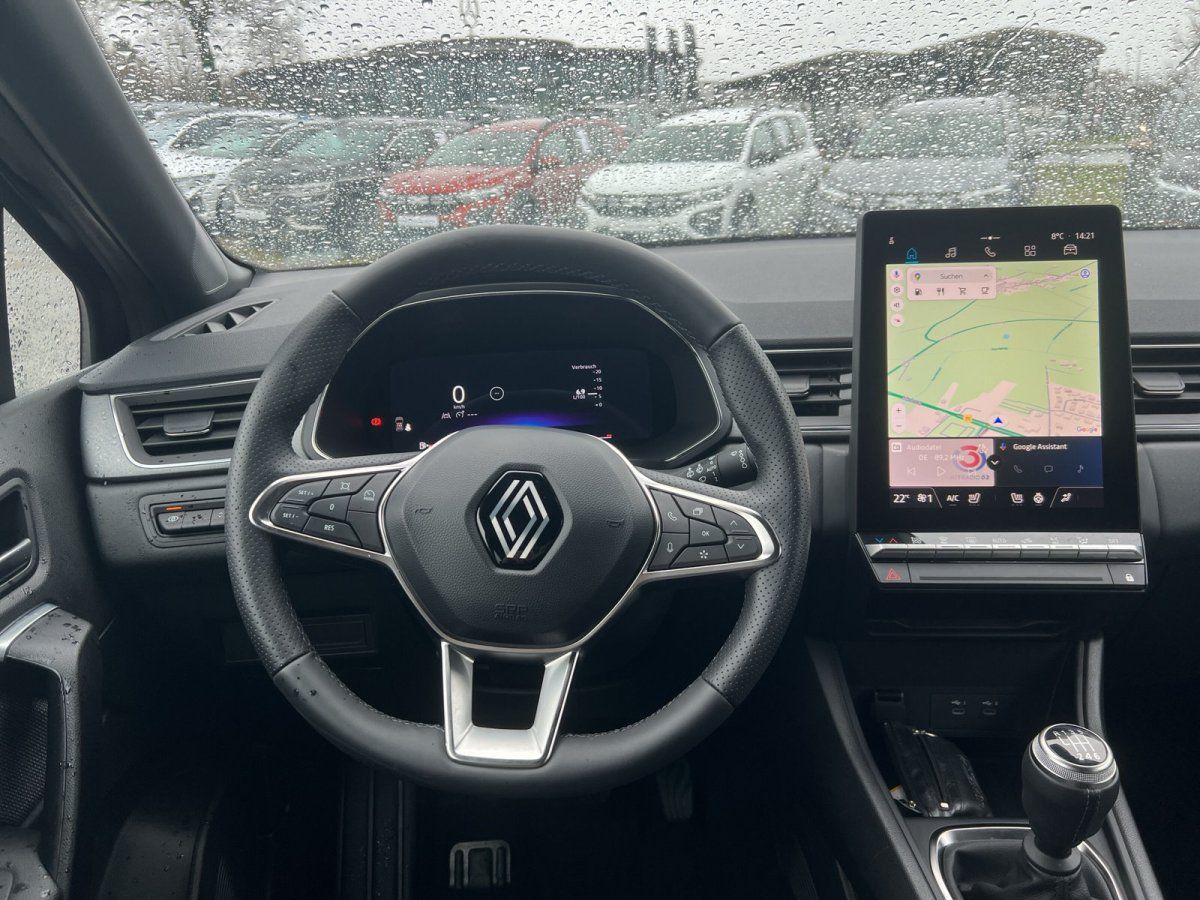 Renault Innenraum mit Lederlenkrad, digitalem Cockpit und großem Touchscreen-Navigationssystem