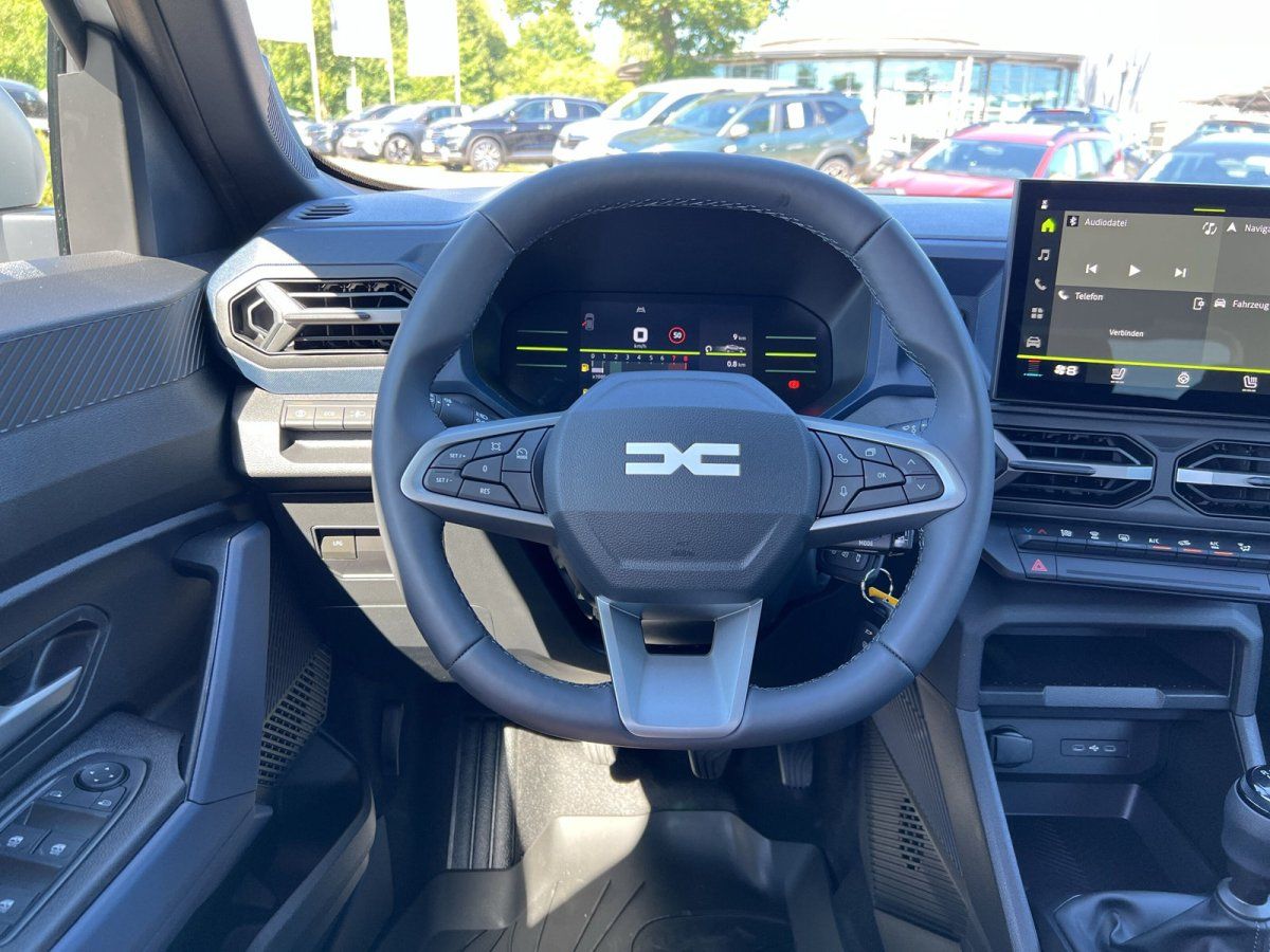 Dacia Innenraum mit Lenkrad, digitalem Cockpit und Infotainment-Touchscreen