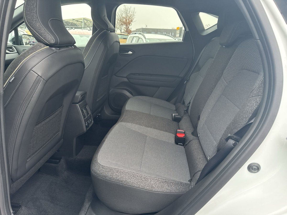 Fahrzeug Innenraum Rücksitzbank grau Stoff mit Sicherheitsgurt im Autohaus