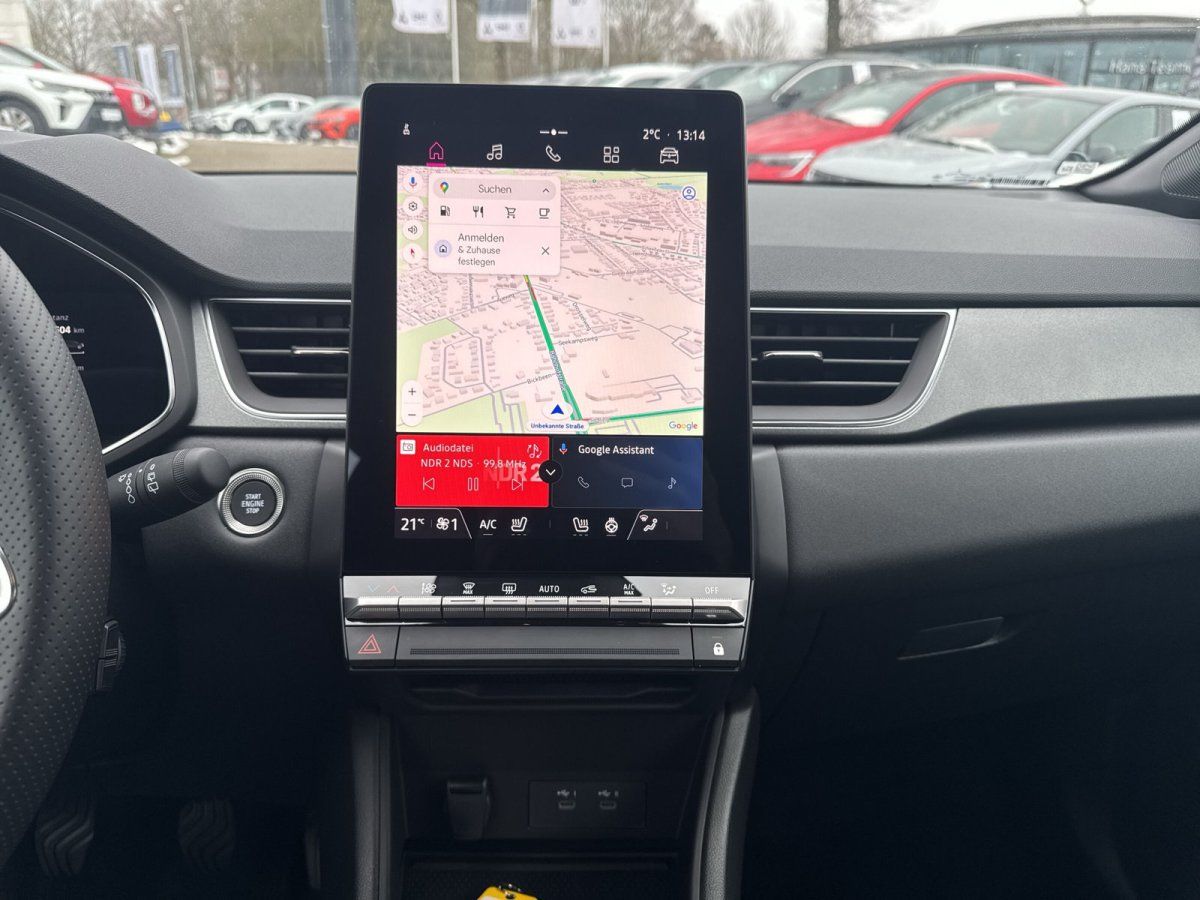 Renault Innenraum mit Touchscreen-Navigation und Google Assistant im Autohaus