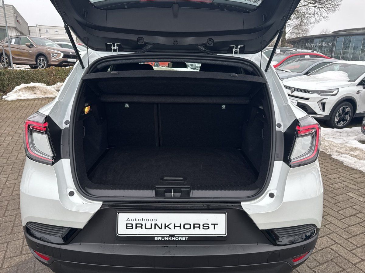Weißes SUV mit geöffneter Heckklappe im Autohaus Brunkhorst Showroom