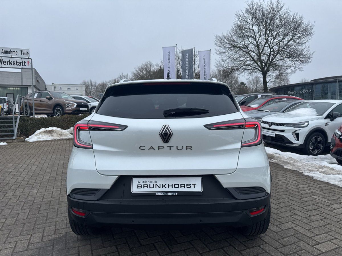 Renault Captur weißer SUV Heckansicht im Autohaus Brunkhorst Showroom