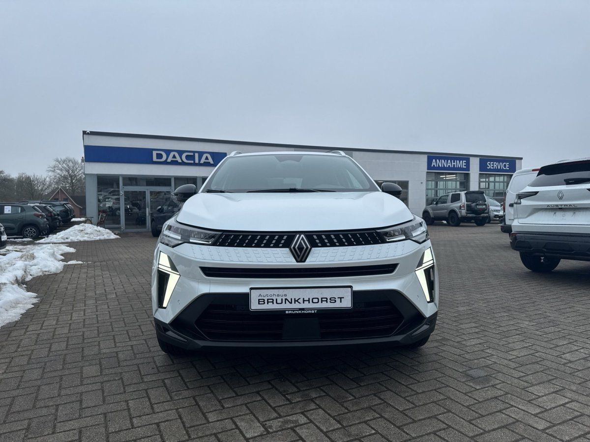 Weißer Renault SUV Frontansicht im Autohaus Brunkhorst Showroom