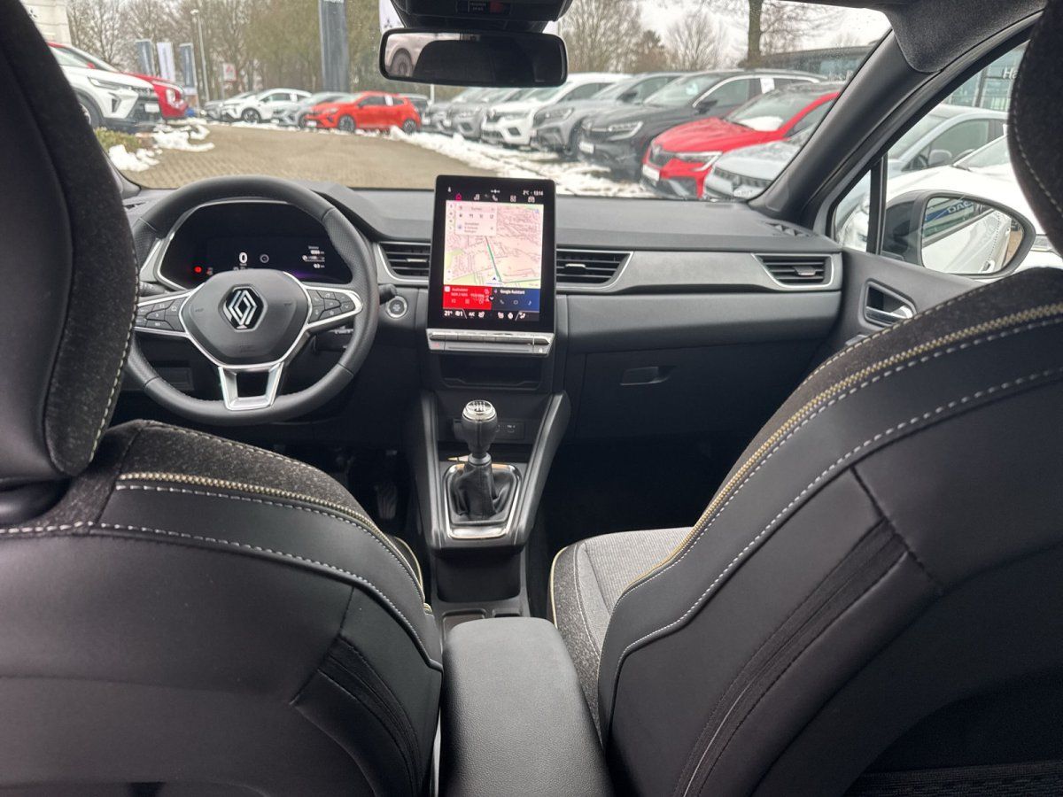 Renault Innenraum mit großem Touchscreen-Navi, Ledersitze und manuellem Getriebe im Autohaus
