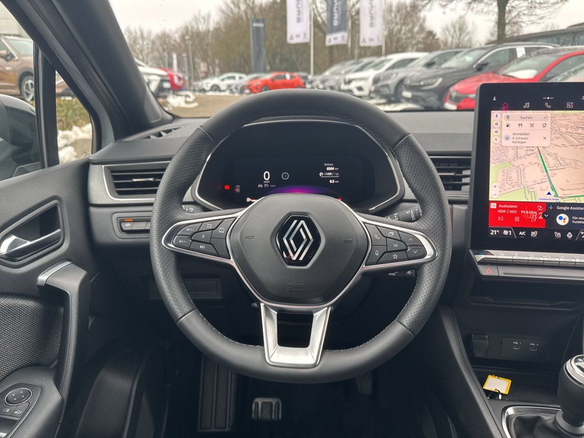 Renault Innenraum mit Lenkrad, Digitaltacho und großem Touchscreen-Navigationssystem