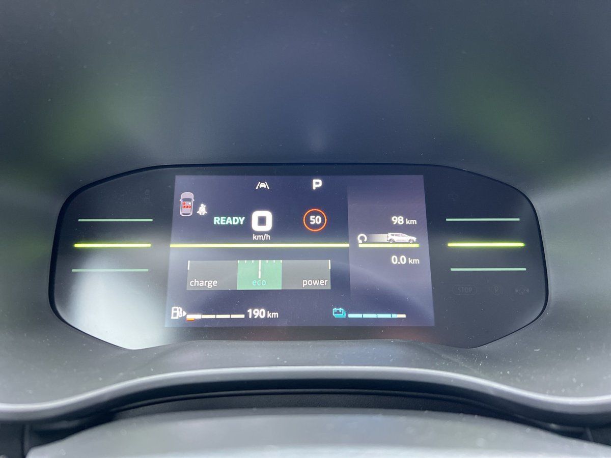 Digitales Cockpit-Display eines Elektrofahrzeugs mit Reichweitenanzeige 190 km im Autohaus