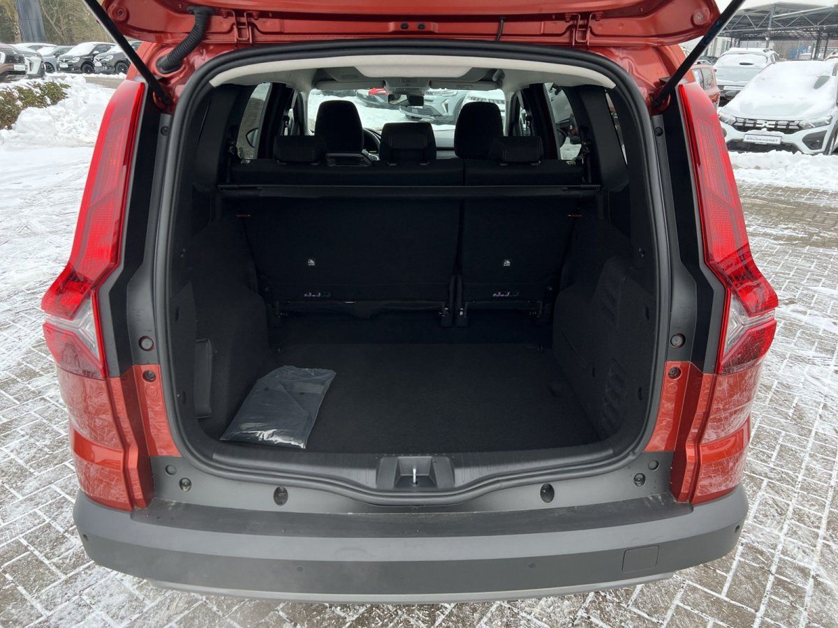 Roter Dacia Jogger Kofferraum offen mit umklappbaren Rücksitzen im Autohaus