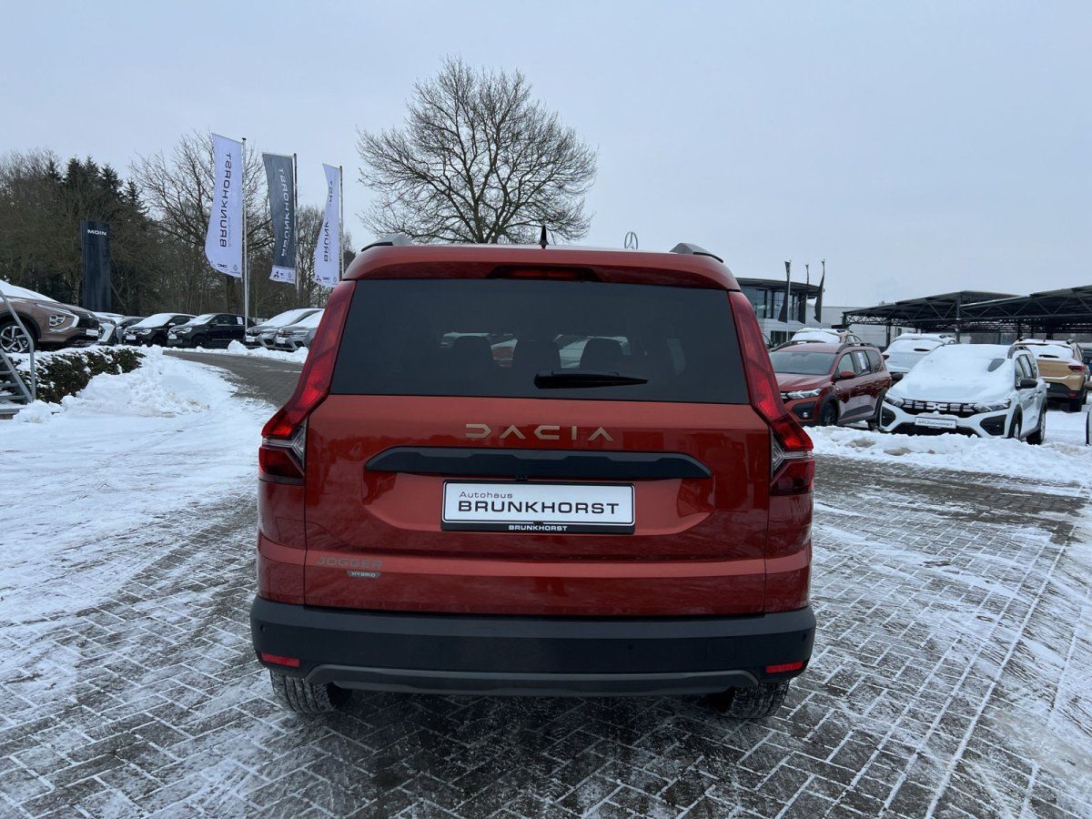 Dacia Jogger in Rot Heckansicht im Autohaus Brunkhorst Showroom