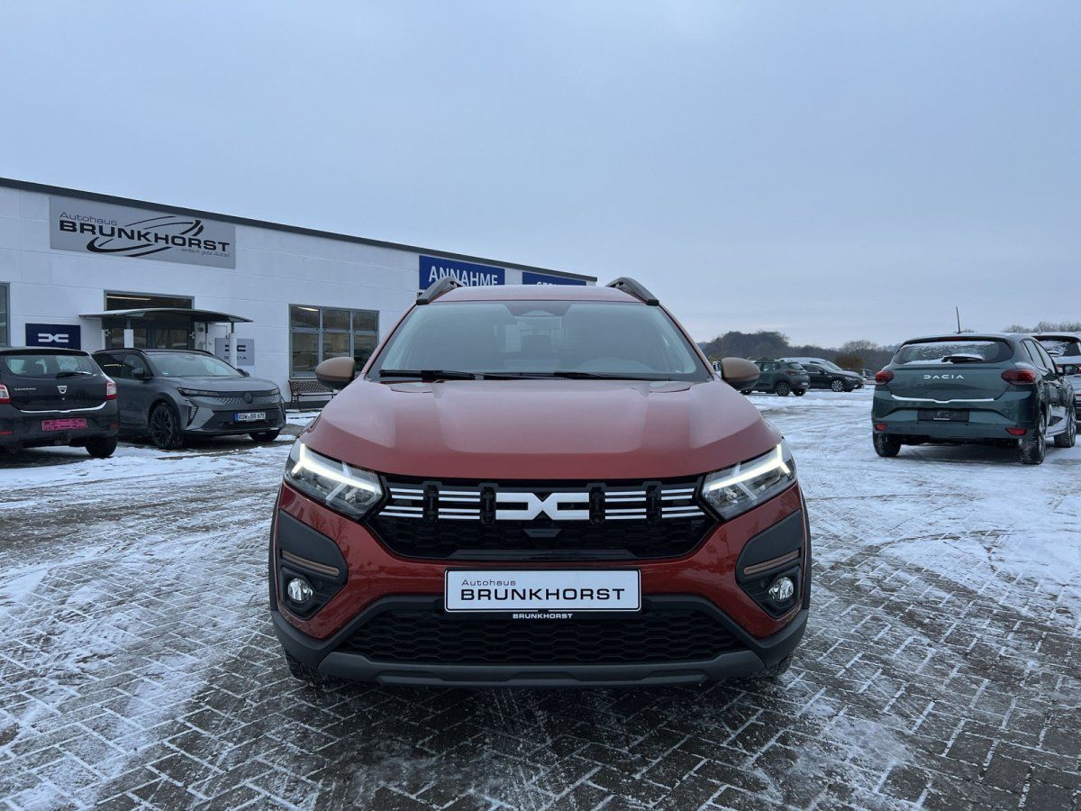 Roter Dacia Jogger Frontansicht im Autohaus Brunkhorst Showroom