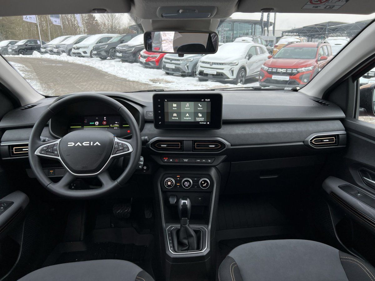 Dacia Innenraum Cockpit mit Lenkrad, Infotainment-Display und Automatikgetriebe im Autohaus