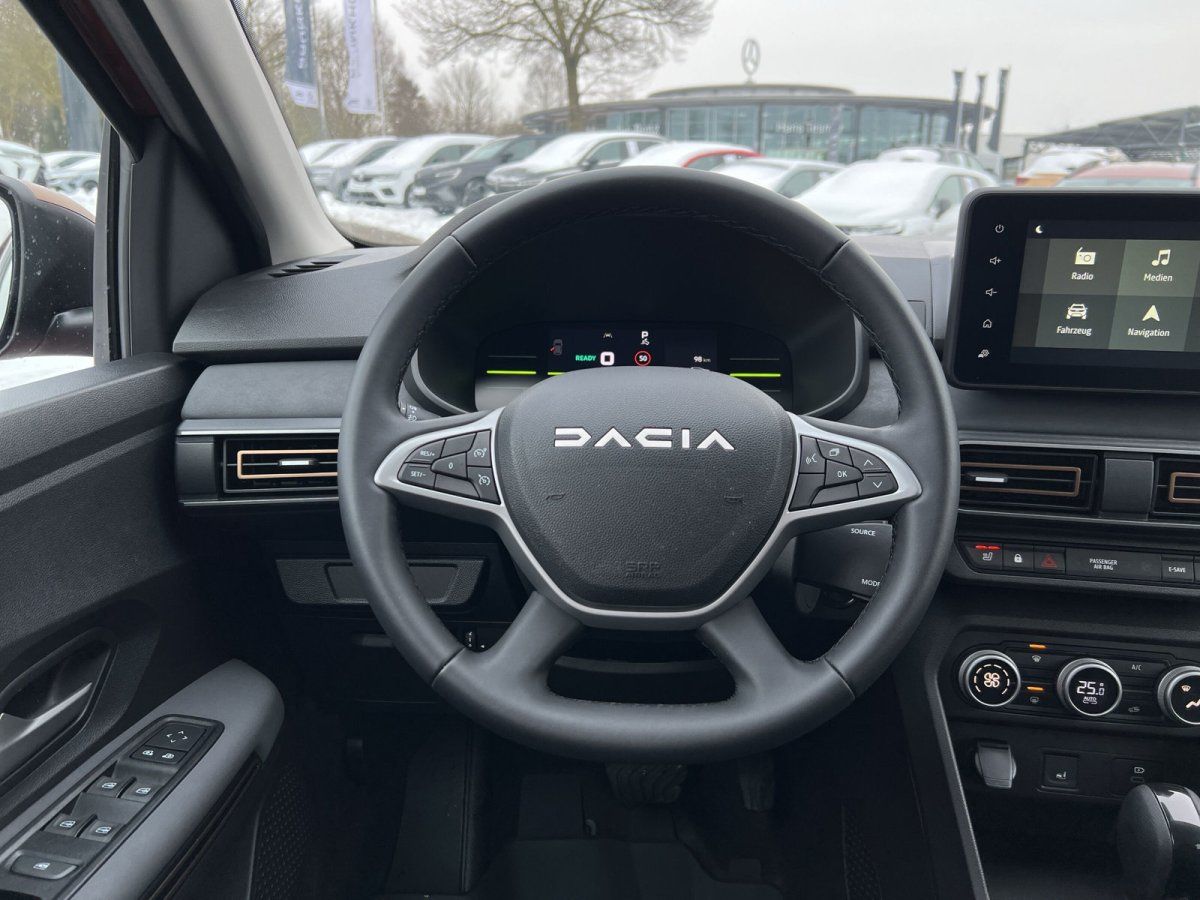 Dacia Innenraum Cockpit mit Lenkrad, digitalem Tacho und Infotainment-Touchscreen