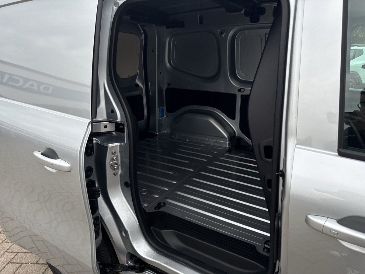 Dacia Transporter Silber Laderaum geöffnete Schiebetür Innenansicht Autohaus