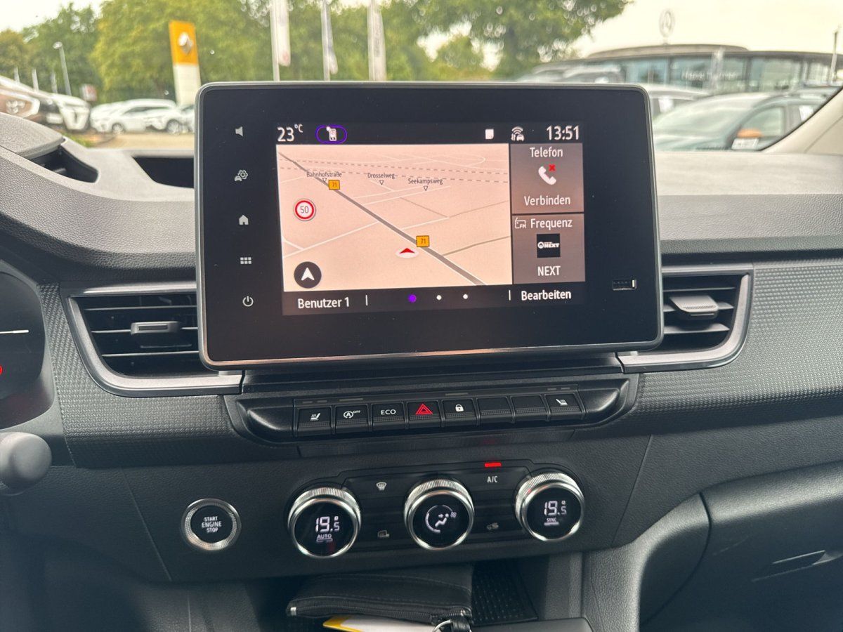 Renault Captur Innenraum mit Infotainment-Touchscreen und Navigationssystem