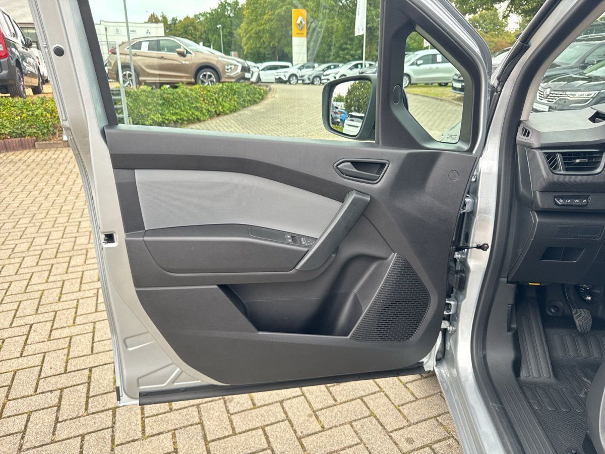 Silbernes Fahrzeug Innenraum mit geöffneter Fahrertür im Autohaus