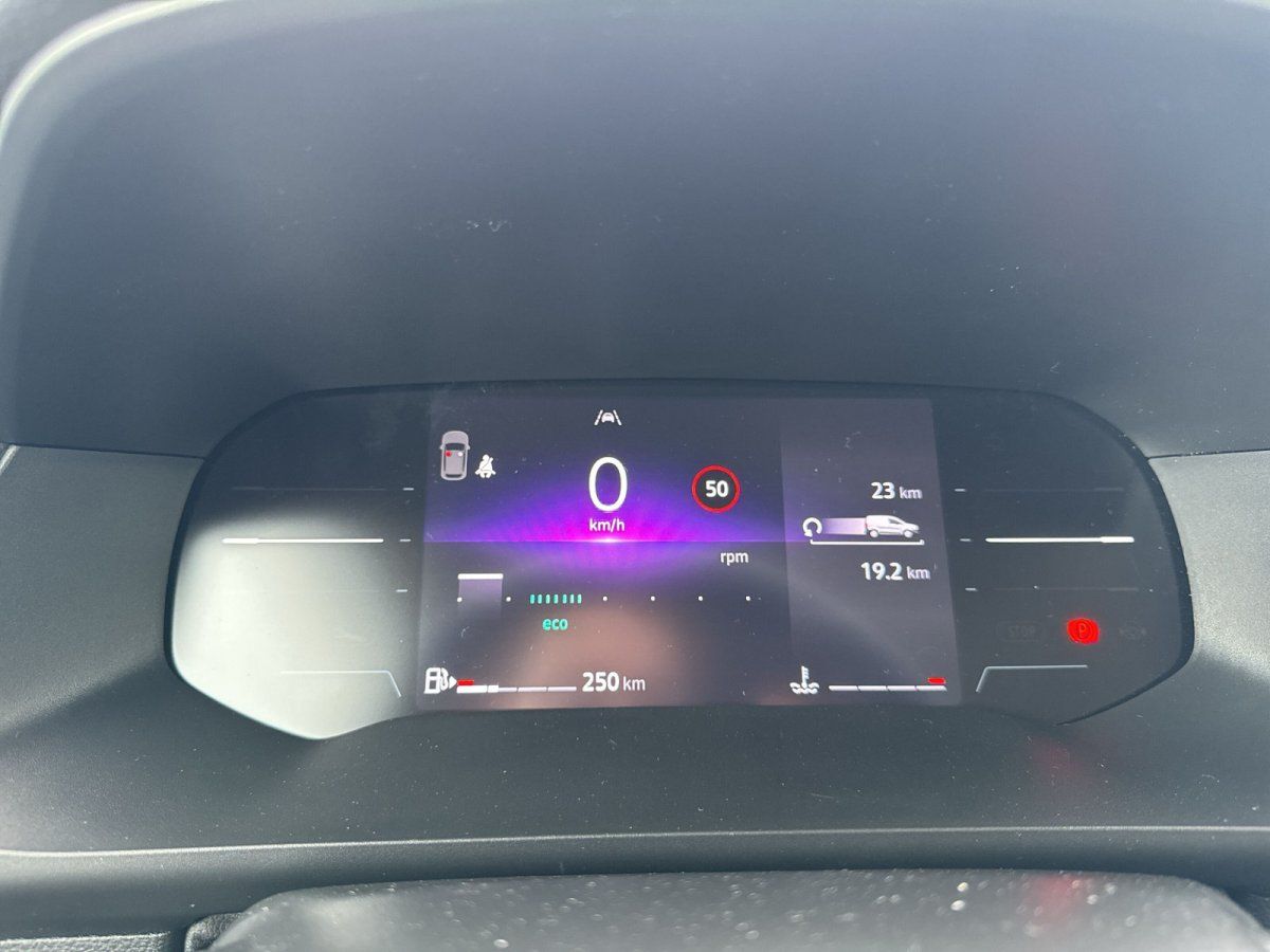 Digitales Cockpit-Display eines Fahrzeugs in einem Autohaus mit Geschwindigkeitsanzeige und Fahrerassistenzsystem
