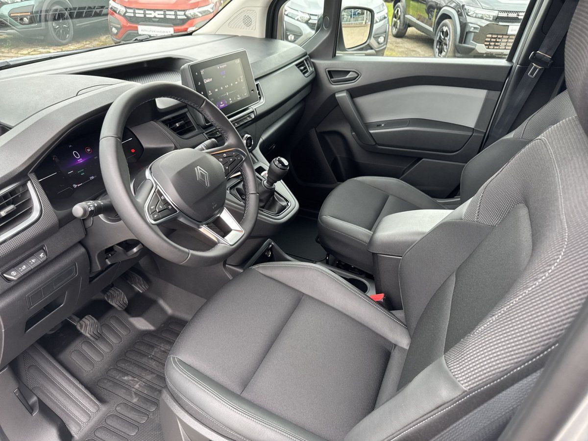 Renault Trafic Innenraum mit schwarzen Sitzen, Lenkrad und Touchscreen-Infotainment