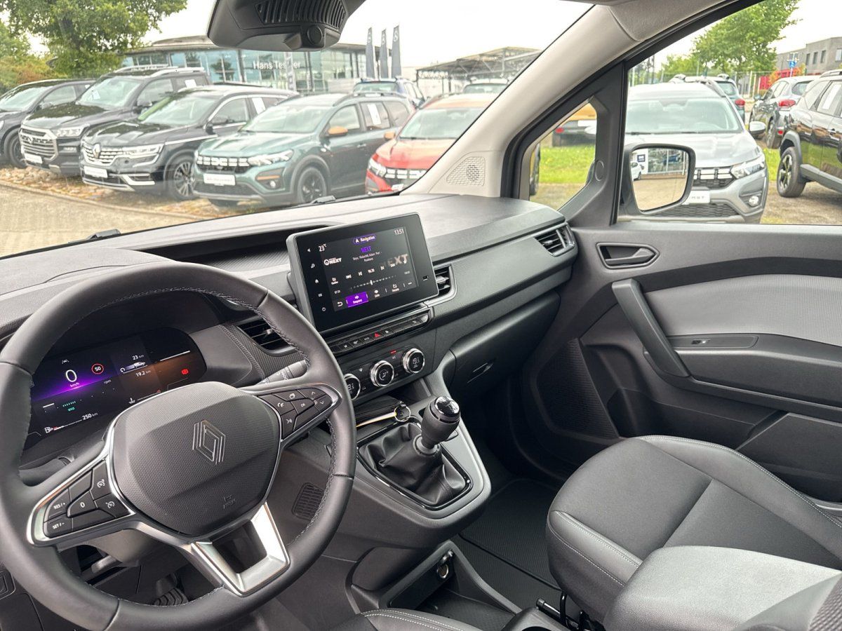 Renault Kangoo Innenraum mit Touchscreen, Schaltgetriebe und digitalem Cockpit im Autohaus