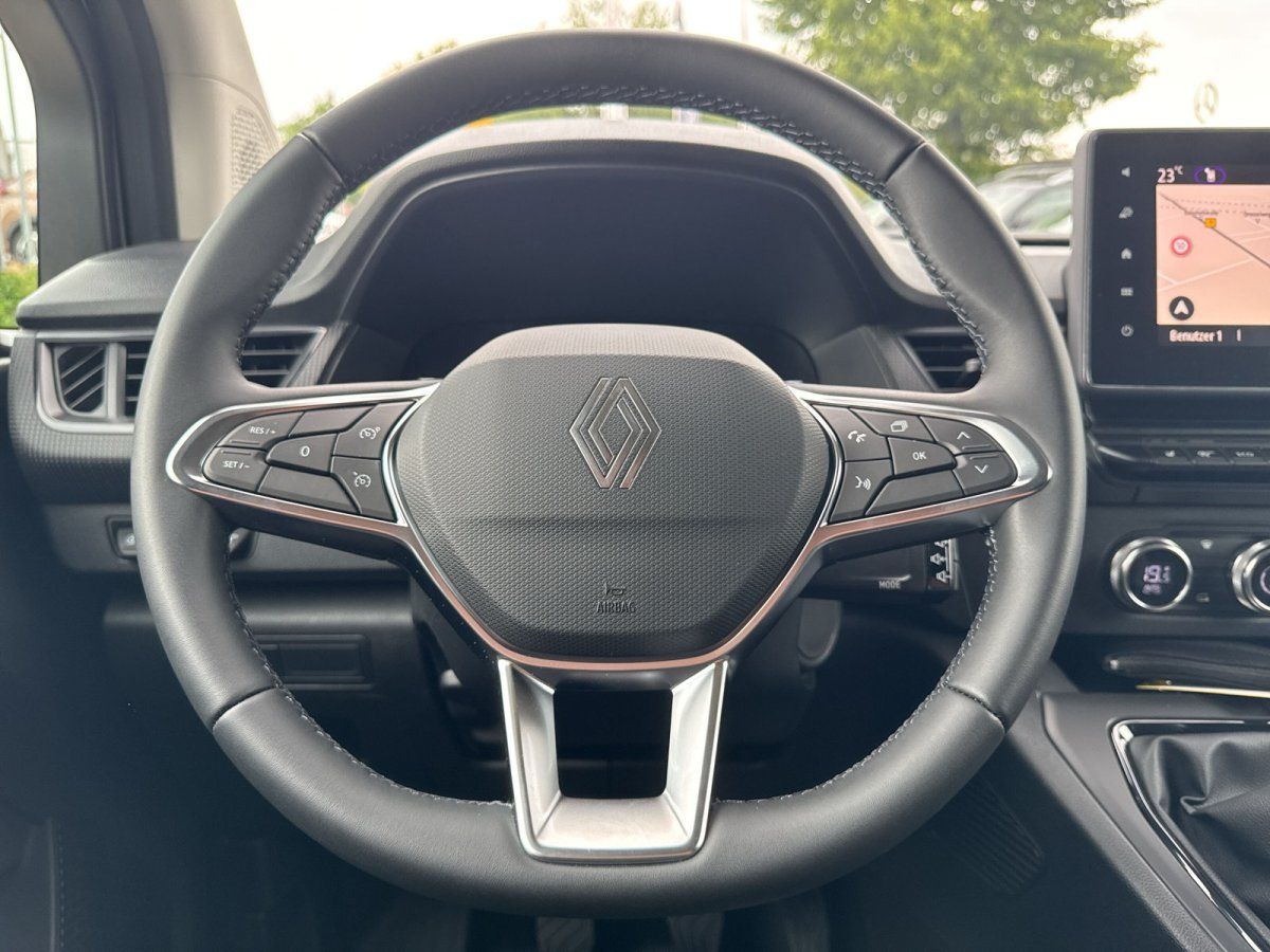 Renault Innenraum Lenkrad mit Renault-Logo und Touchscreen-Navigationssystem