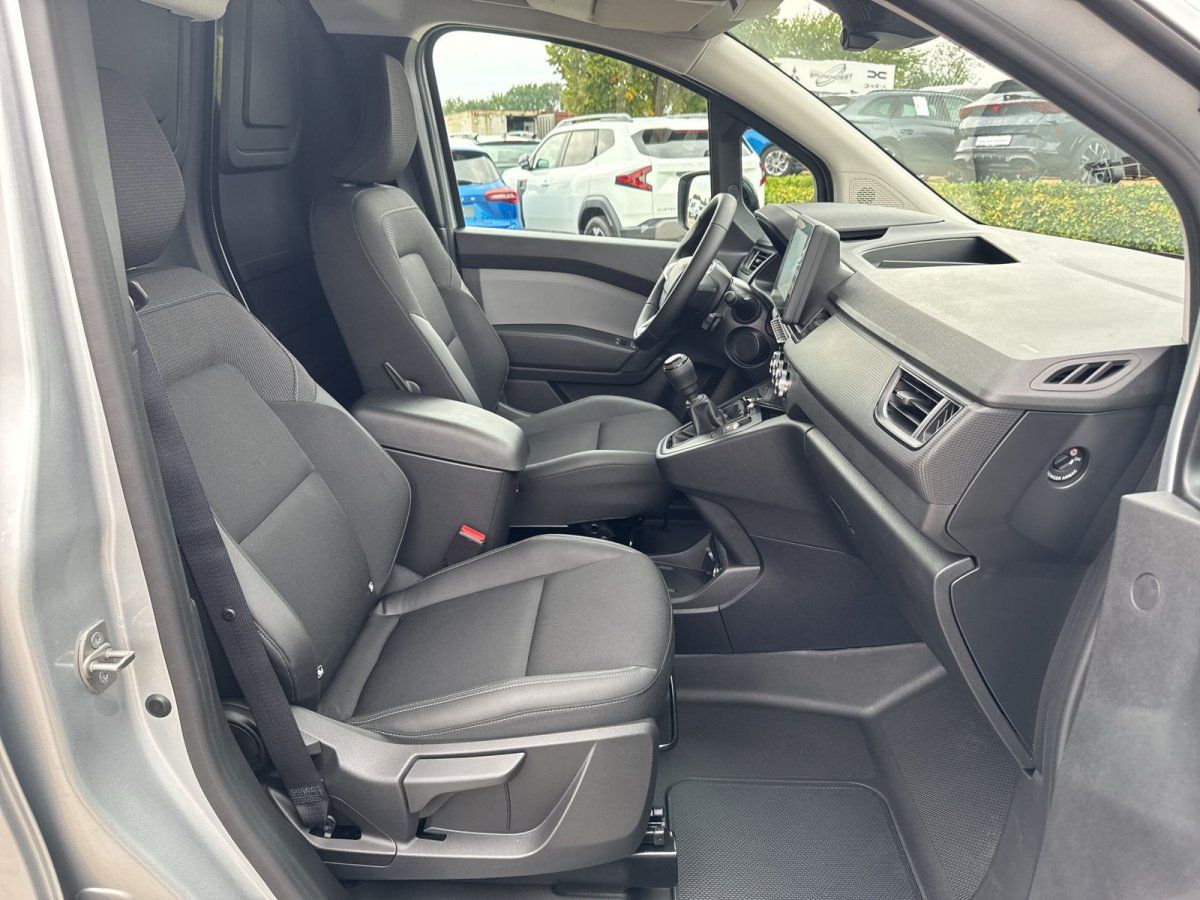 Fahrzeug Innenraum mit schwarzen Sitzen, Mittelkonsole und Cockpit in modernem Van