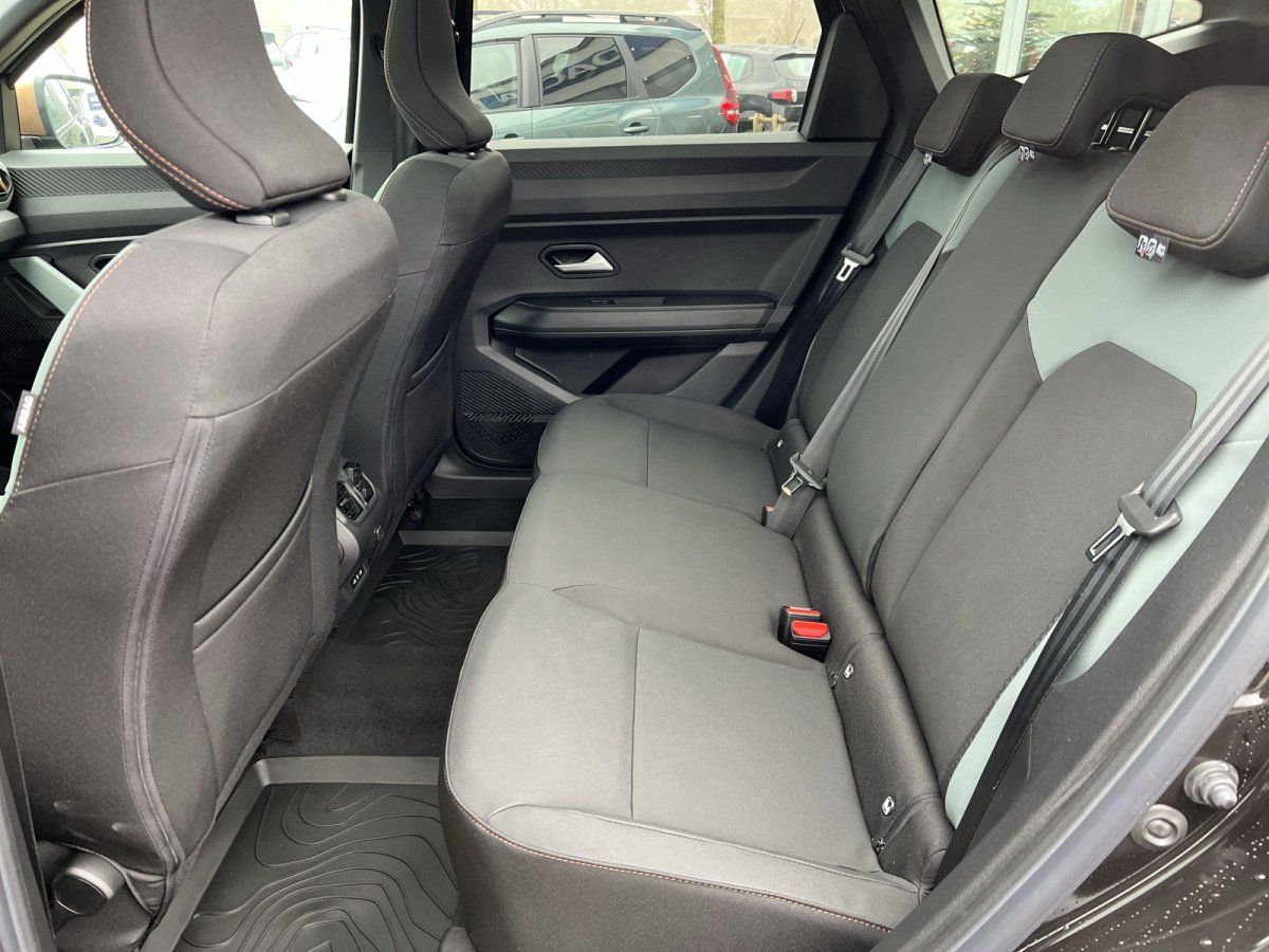 Geräumiger Fond-Bereich eines SUV mit schwarzen Stoffsitzen und Sicherheitsgurten