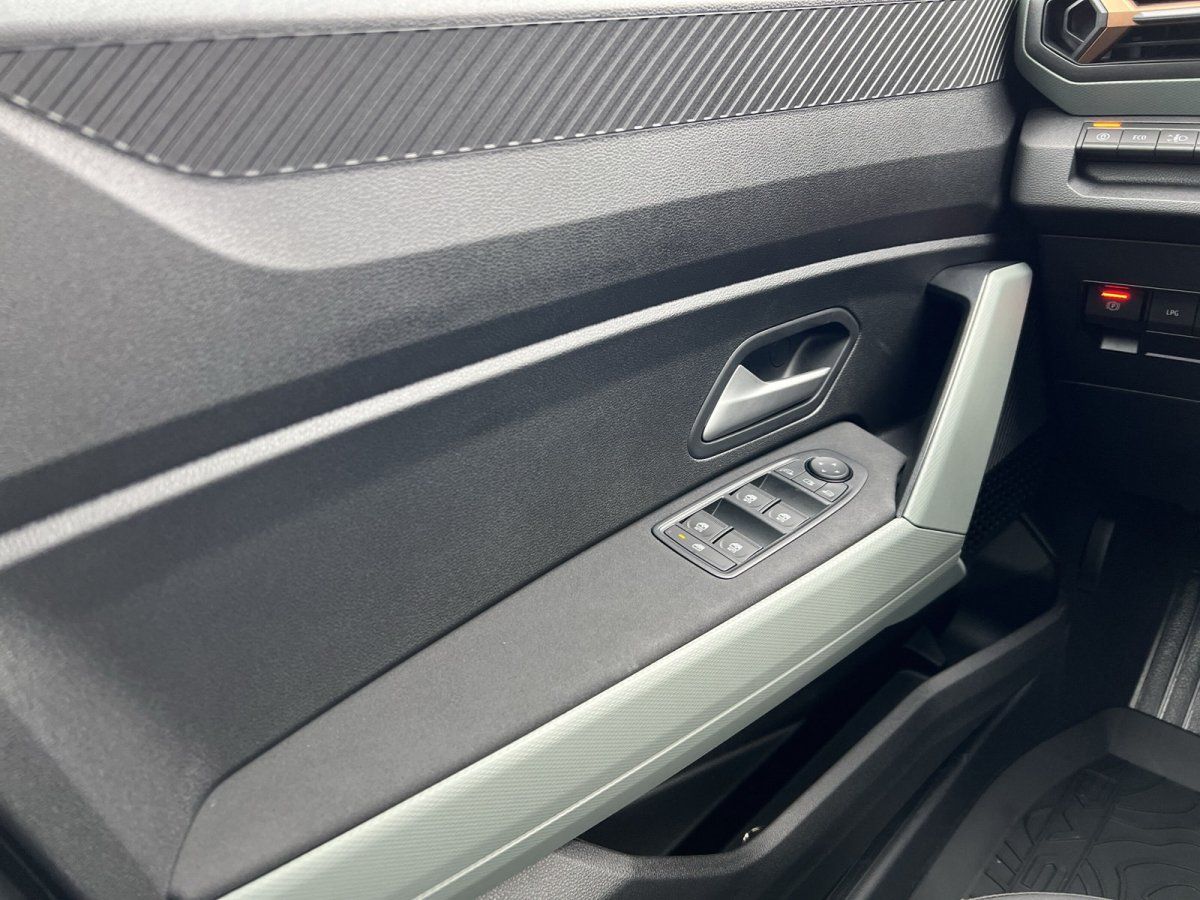 VW Volkswagen Innenraum Fahrertür mit Fensterheber und Spiegel im Autohaus