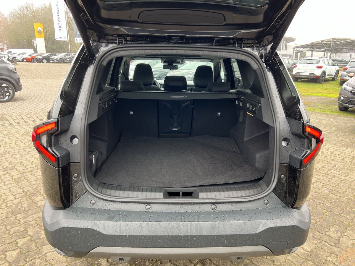 Schwarzer SUV Kofferraum offen im Autohaus – geräumiger Laderaum mit Teppichboden