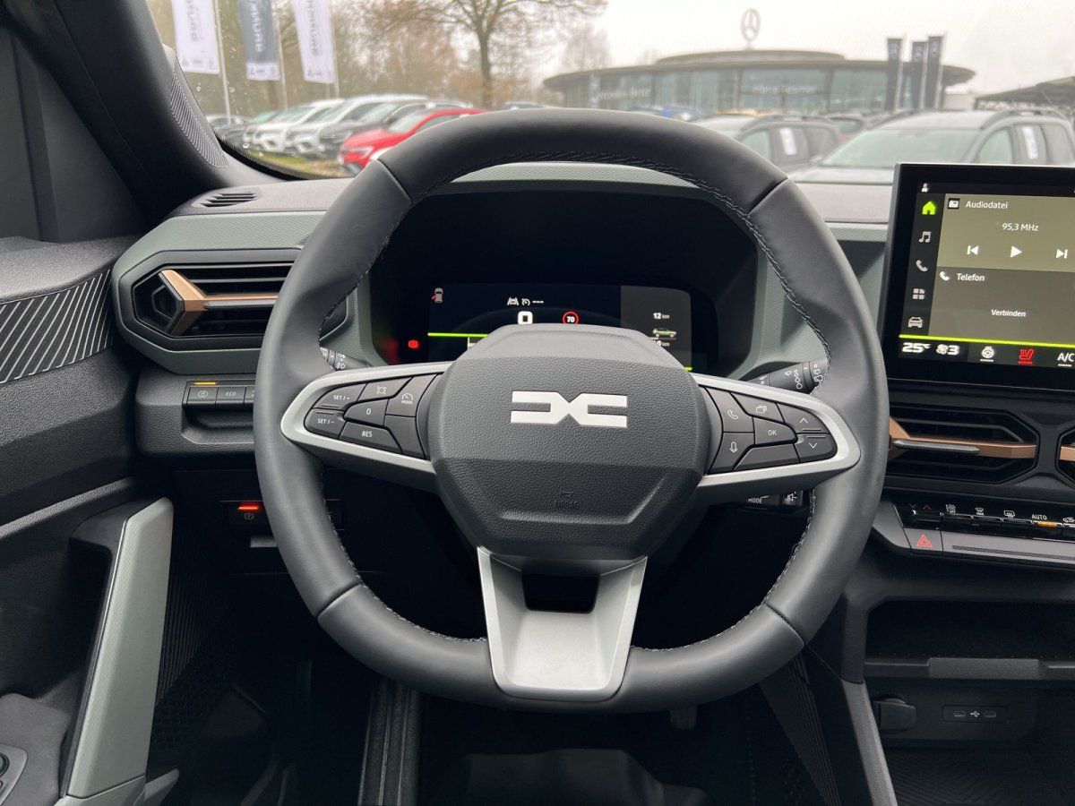 Dacia Innenraum mit Lenkrad und Infotainment-Display im Autohaus