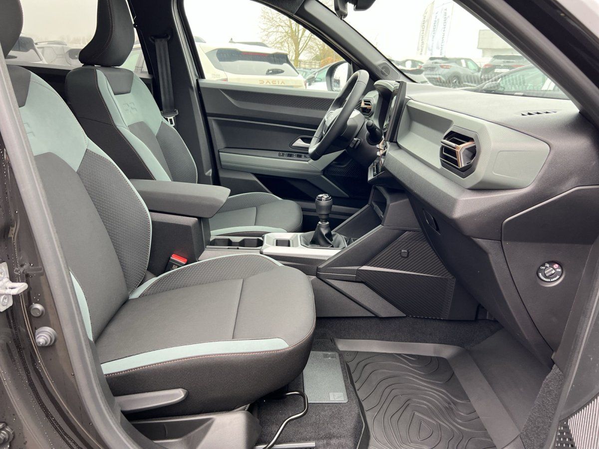 Fahrzeug-Innenraum mit schwarzen und mintgrünen Sportsitzen, Mittelkonsole mit Schaltgetriebe