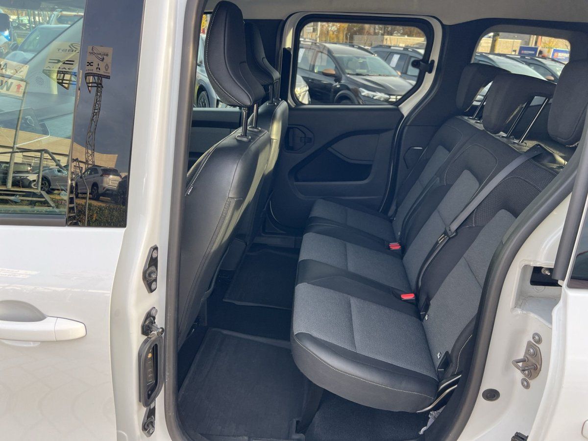 Fahrzeuginnenraum mit schwarzen Ledersitzen und grauem Stoffbezug, geöffnete Schiebetür, Rücksitzbank