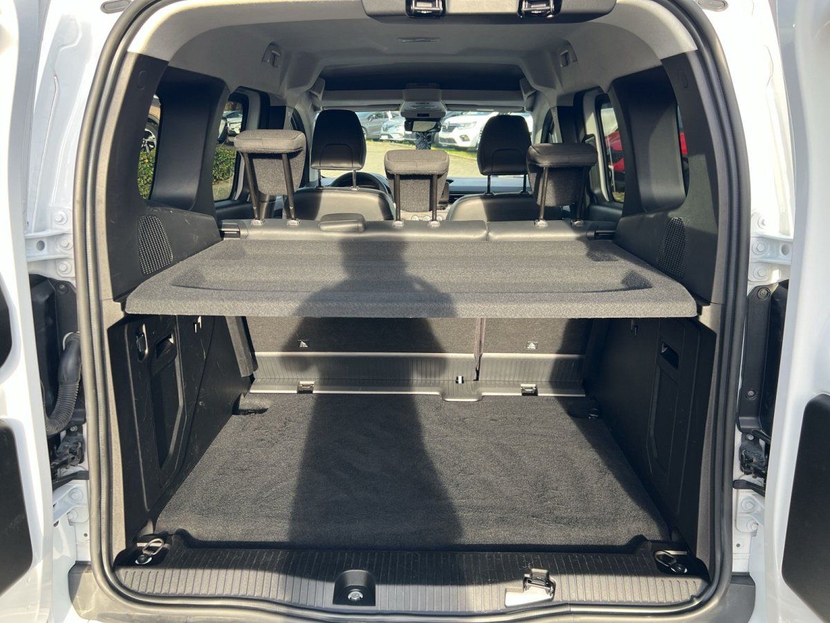 Weißer Transporter Laderaum geöffnet im Autohaus Showroom