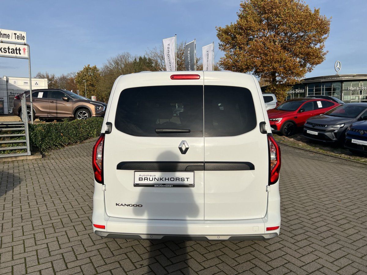 Weißer Renault Kangoo Van Heckansicht im Autohaus Brunkhorst Showroom