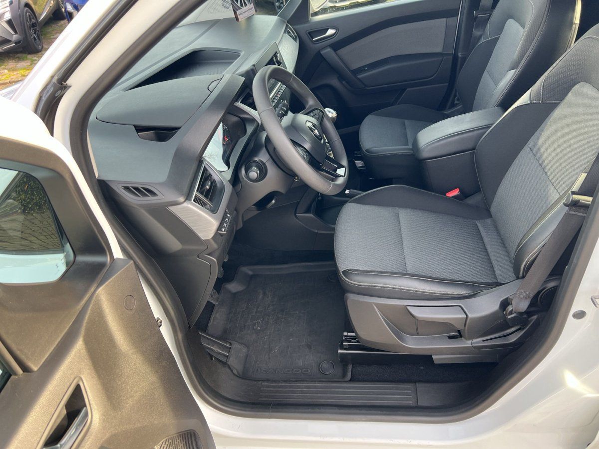 Renault Kangoo Innenraum Fahrerseite mit schwarzen Stoffsitzen und modernem Cockpit